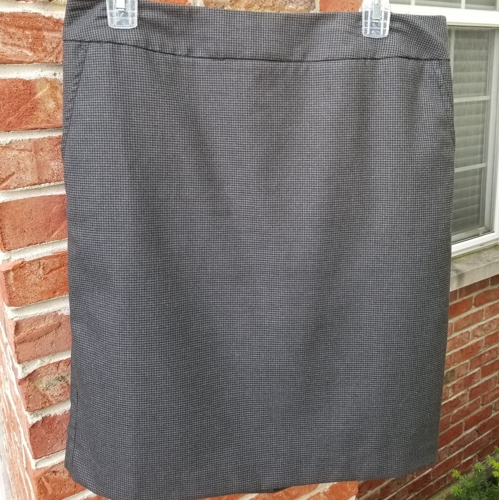 Loft size 10 black & gray pencil skirt.